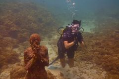 Grenada-Dive-Park-Diver-Praying-Child
